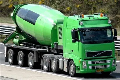 Poluprikolica mikser za beton